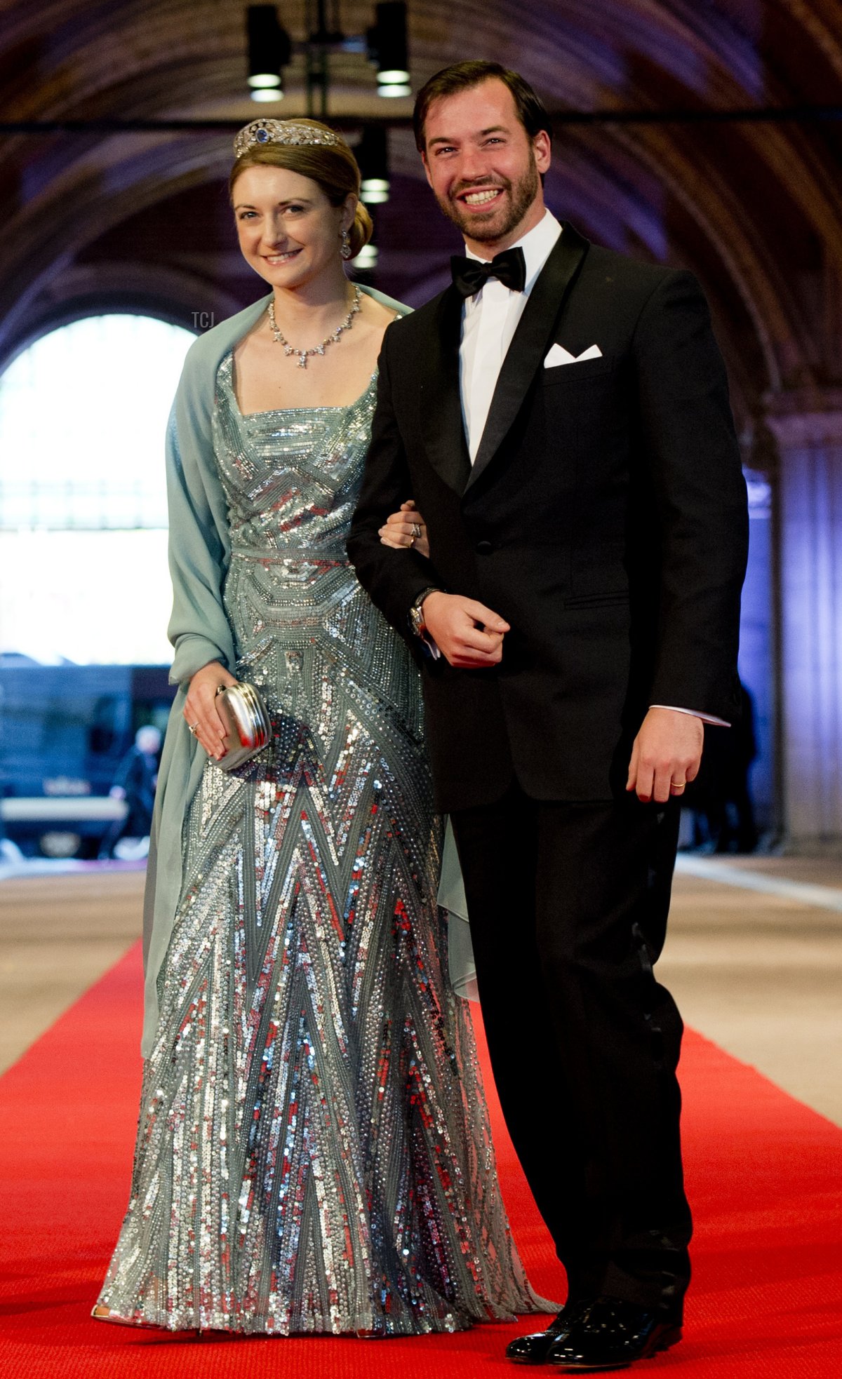 Il Granduca di Lussemburgo Guillaume (a destra), sua moglie la Granduchessa Stéphanie si presentano il 29 aprile 2013 mentre arrivano per una cena al Museo Nazionale (Rijksmuseum) di Amsterdam, ospitata dalla Regina Beatrix dei Paesi Bassi la vigilia della sua abdicazione