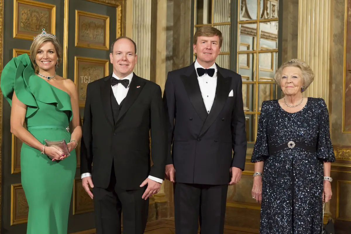 La regina Massima dei Paesi Bassi, la principessa Beatrix dei Paesi Bassi e il re Willem-Alexander dei Paesi Bassi arrivano per la cena al Palazzo Reale di Loo il 3 giugno 2014 ad Apeldoorn, Paesi Bassi