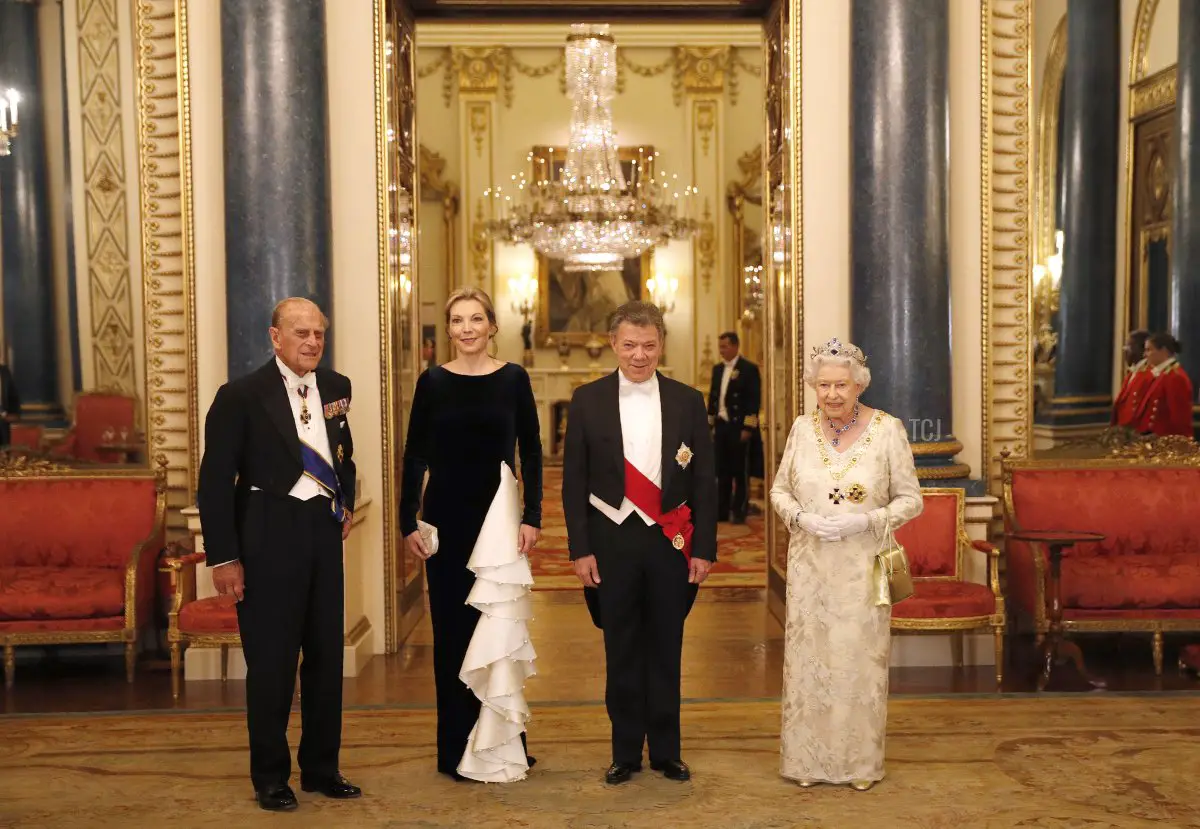 La regina britannica Elisabetta II (R) e suo marito il principe Filippo, duca di Edimburgo (L), posano con il presidente colombiano Juan Manuel Santos (2R) e sua moglie, la prima donna della Colombia Maria Clemencia Rodriguez, prima di un banchetto di stato a Buckingham Palace, il 1 novembre 2016, a Londra, Inghilterra