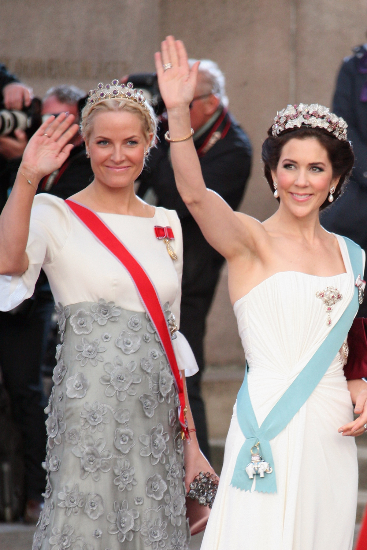 La Principessa Mette-Marit di Norvegia e la Principessa Mary di Danimarca partecipano a una performance di gala per celebrare il 70° compleanno della Regina Margrethe II di Danimarca a Copenaghen il 15 aprile 2010 (Julien M. Hekimian/Getty Images)