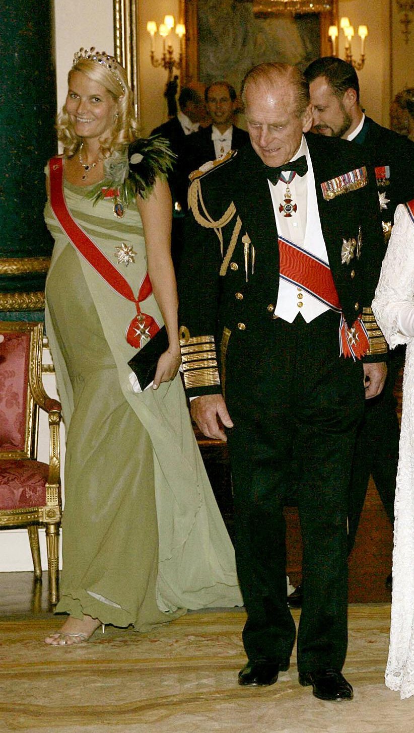 La Principessa Mette-Marit di Norvegia e il Duca di Edimburgo sono ritratti prima di un banchetto di Stato al Buckingham Palace di Londra il 25 ottobre 2005 (Matt Dunham/PA Images/Alamy)