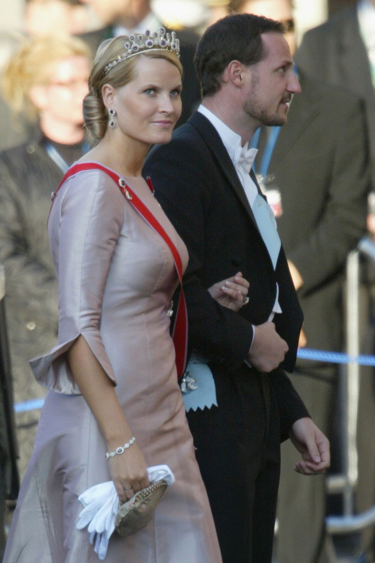 Il Principe Ereditario Haakon e la Principessa Mette-Marit di Norvegia partecipano a una performance di gala la notte prima del matrimonio del Principe Frederik e della Principessa Mary di Danimarca a Copenaghen, 13 maggio 2004 (Pascal Le Segretain/Getty Images)