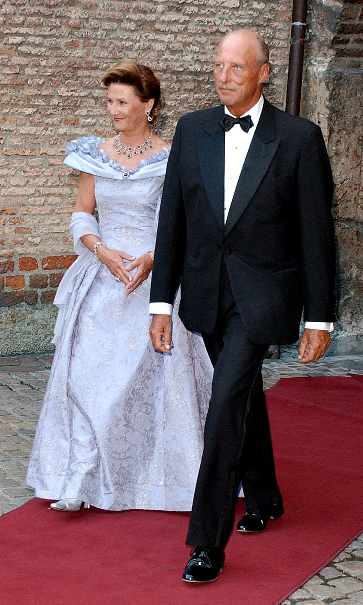 Il re Harald V e la regina Sonja di Norvegia partecipano a un gala la vigilia del matrimonio del Principe Ereditario Haakon con Mette-Marit Tjessem Hoiby, agosto 2001 (Anthony Harvey/Getty Images)