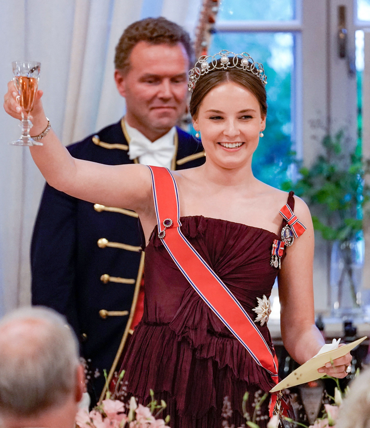 La Principessa Ingrid Alexandra di Norvegia brinda durante la cena di gala per il suo 28° compleanno a Oslo il 17 giugno 2022 (HAKON MOSVOLD LARSEN/NTB/AFP via Getty Images)