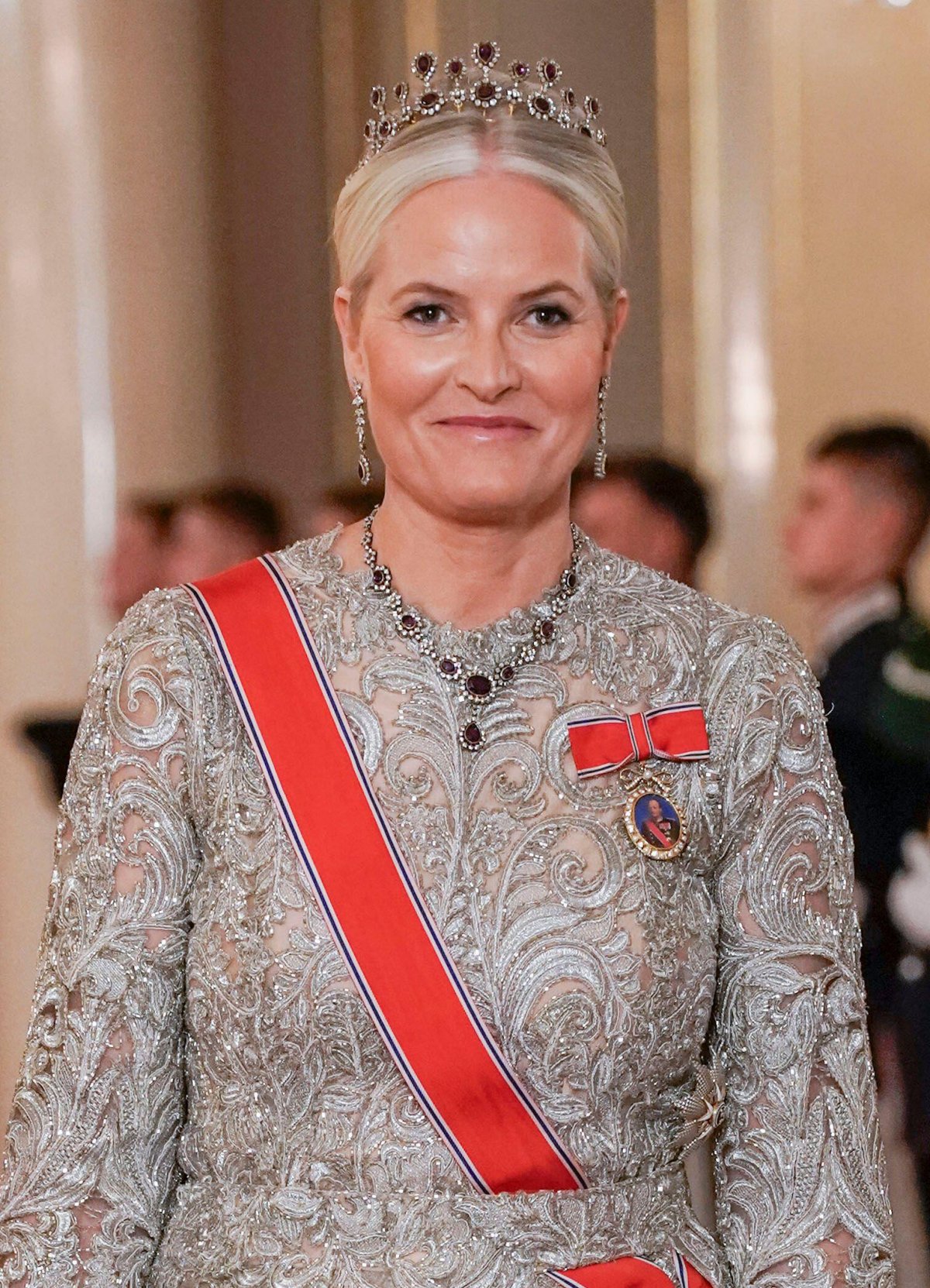 La Principessa Mette-Marit di Norvegia arriva per un banchetto di Stato in onore del Presidente Samia Suluhu Hassan della Tanzania al Palazzo Reale di Oslo il 13 febbraio 2024 (Ørn E. Borgen/NTB/Alamy)