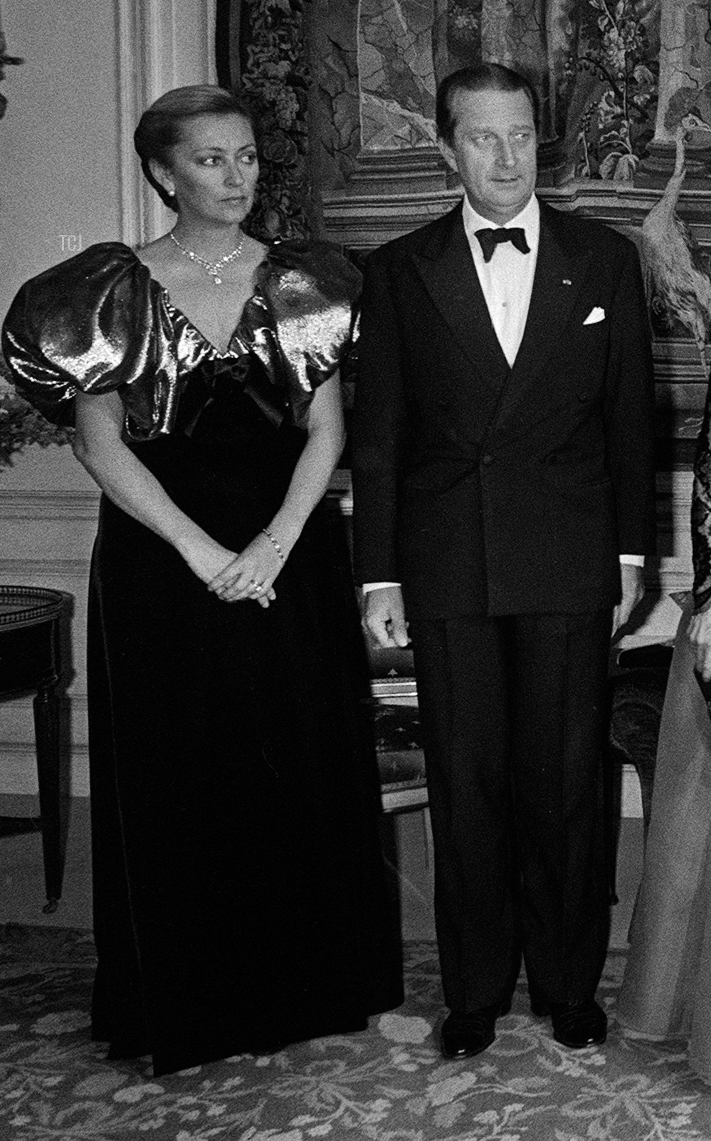 La Principessa Paola, il Principe Alberto (futuro Alberto II), Danielle Mitterrand, la regina Fabiola del Belgio, François Mitterrand e il Re Baudouin del Belgio posano per una foto, il 14 ottobre 1983 a la cerimonia in omaggio alla visita ufficiale della coppia presidenziale francese a Bruxelles