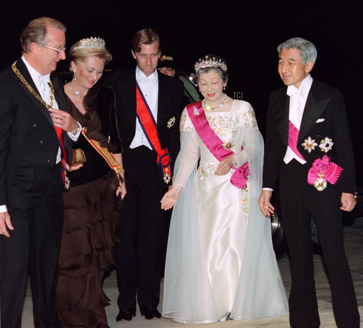 Il Re belga Alberto II (a sinistra) e la Regina Paola (seconda a sinistra) e il loro primogenito, il Principe ereditario Philippe del Belgio (centro) sono accolti dalla Imperatrice Giapponese Michiko e dall'Imperatore Akihito, presso il Palazzo Imperiale per una cena, il 22 ottobre 1996 a Tokyo