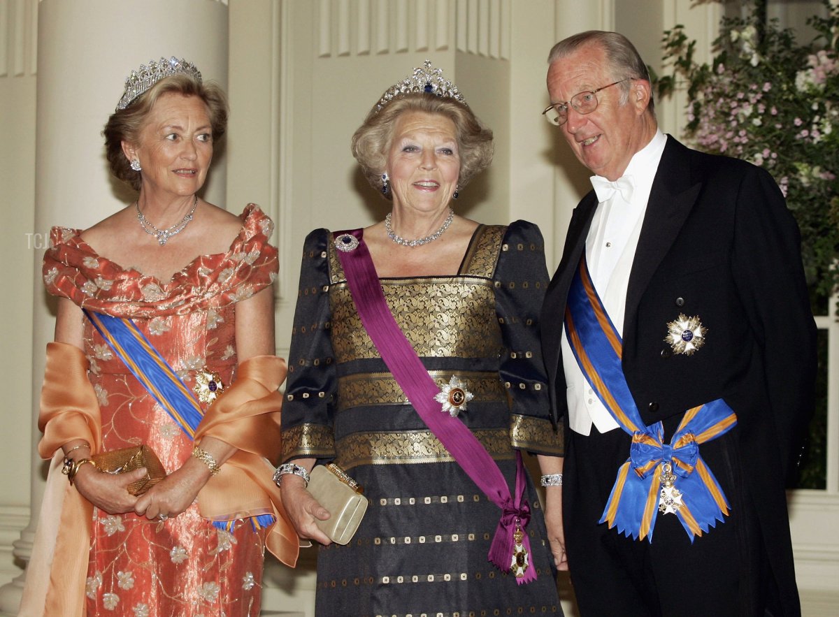 La Regina Paola, la Regina Beatrix e il Re Alberto posano per una foto al Castello di Laeken prima della cena di gala durante la visita di tre giorni della Regina Beatrix il 20 giugno 2006 a Bruxelles, Belgio