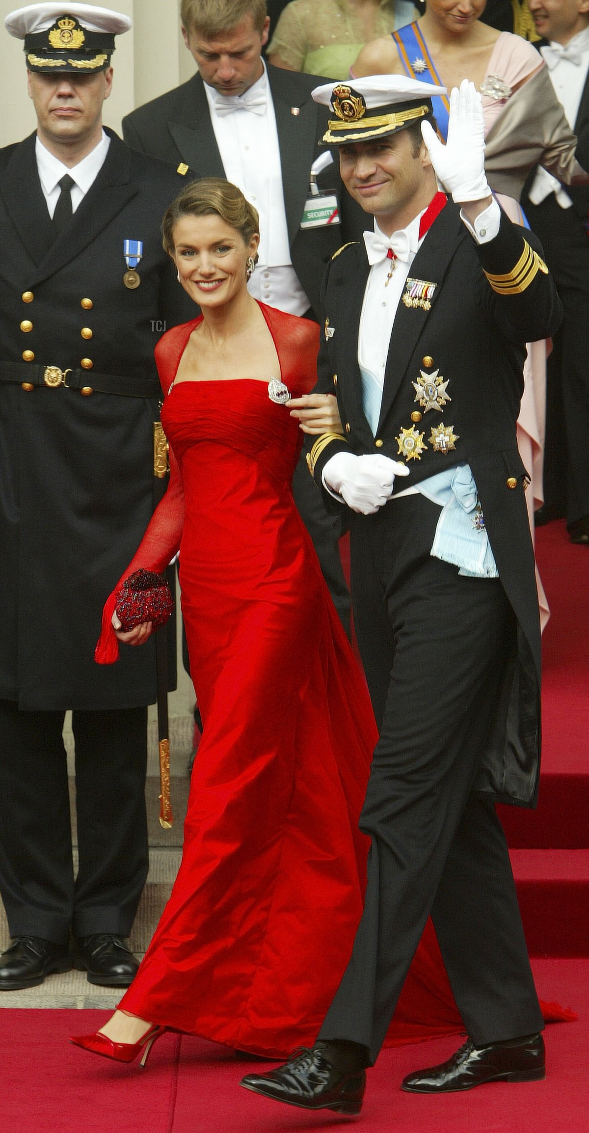 Il principe Felipe e la fidanzata Letizia Ortiz Rocasolano lasciano la Cattedrale di Copenhagen dopo la cerimonia nuziale tra il principe ereditario danese Frederik e la sua sposa, Mary Donaldson, il 14 maggio 2004 a Copenaghen, Danimarca