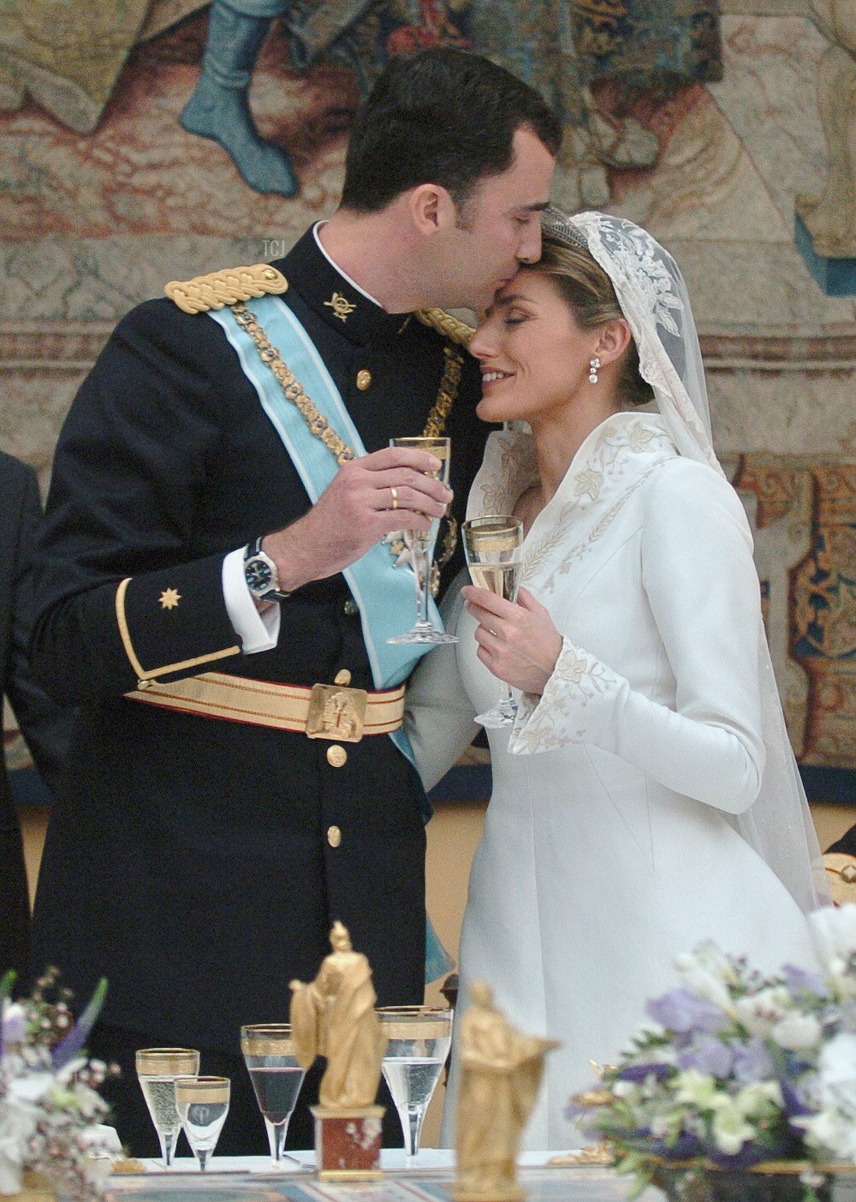 Il Principe ereditario Felipe de Bourbon bacia la sua nuova moglie, la Principessa Letizia Ortiz, durante il banchetto nuziale nel palazzo reale il 22 maggio 2004 a Madrid, Spagna