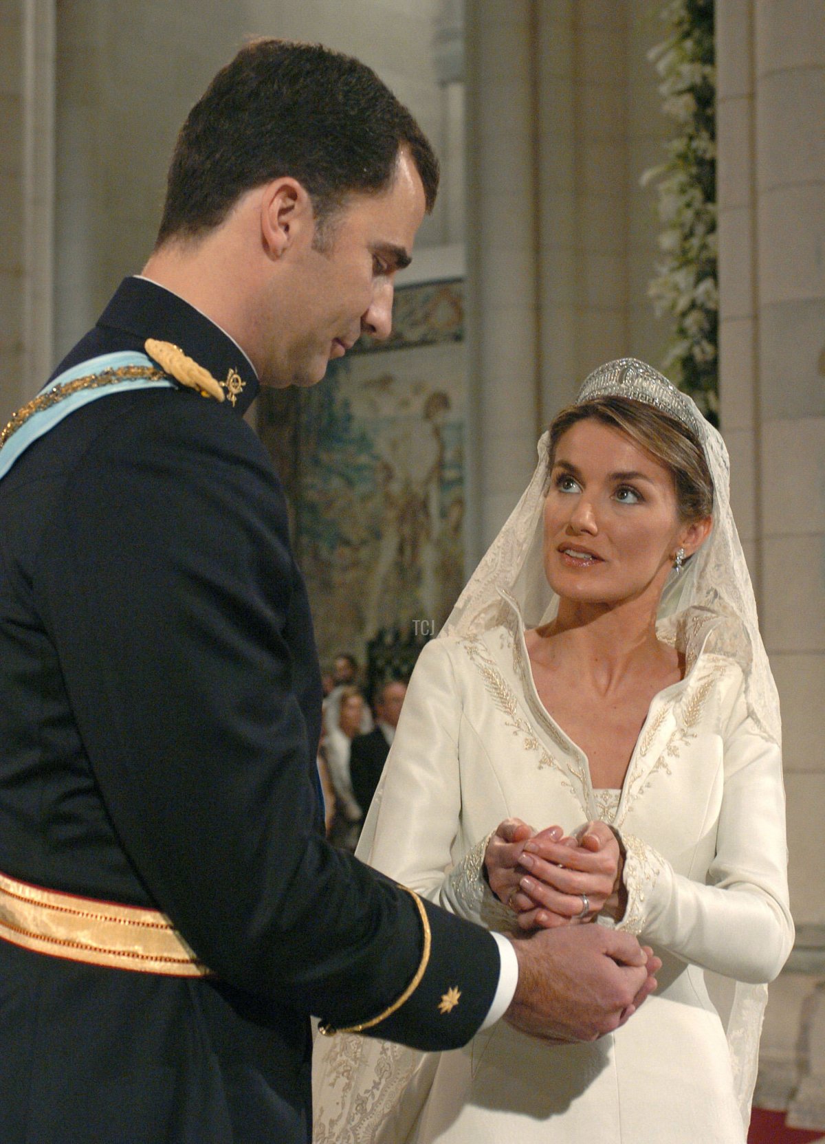 Il Principe di Spagna Felipe de Bourbon si trova accanto alla sposa Letizia Ortiz mentre si uniscono in matrimonio nella cattedrale dell'Almudena il 22 maggio 2004 a Madrid