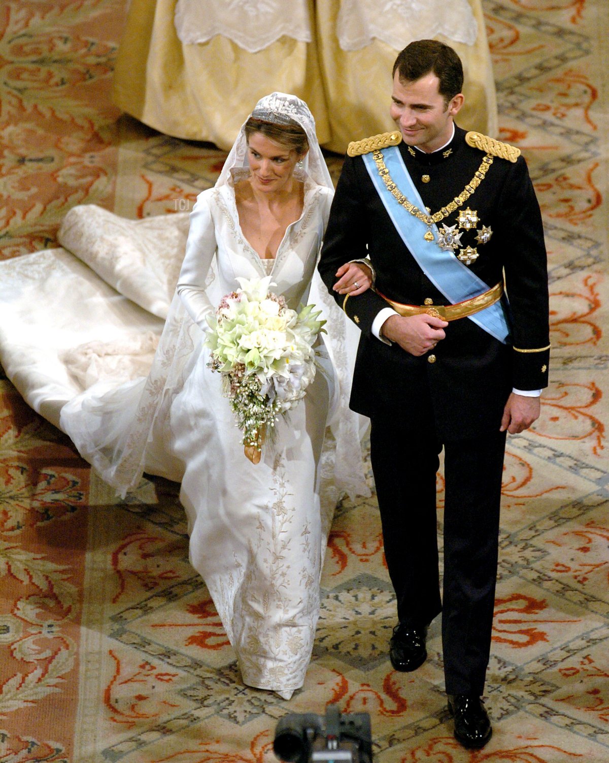 Il Principe di Spagna Felipe de Bourbon cammina accanto alla sua sposa Letizia Ortiz durante la cerimonia di nozze nella cattedrale dell'Almudena il 22 maggio 2004 a Madrid