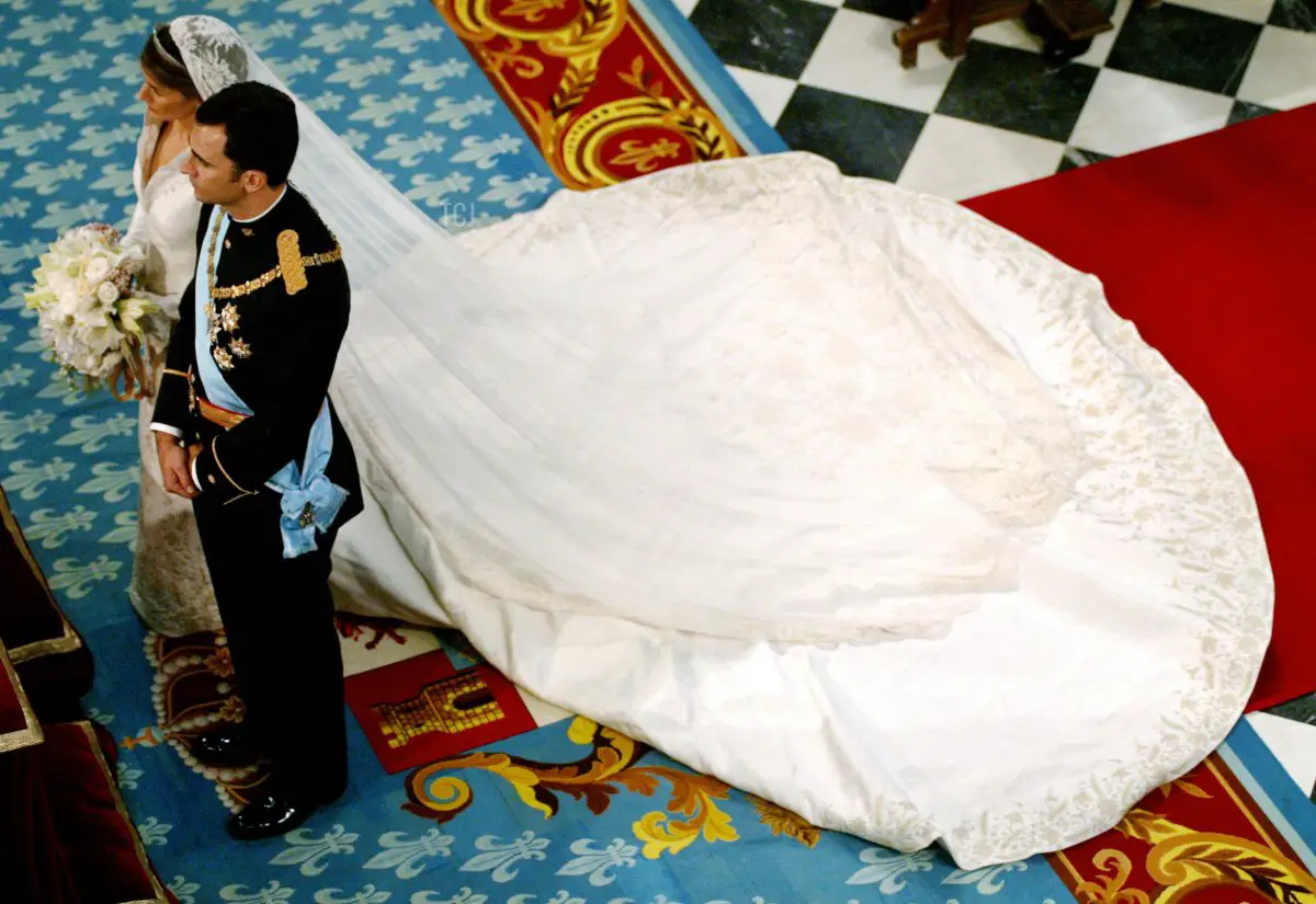 Il Principe di Spagna Felipe (R) e la Principessa delle Asturie Letizia Ortiz si preparano a posizionare il mazzo di fiori nuziale di Ortiz nella Basilica di Atocha a Madrid il 22 maggio 2004