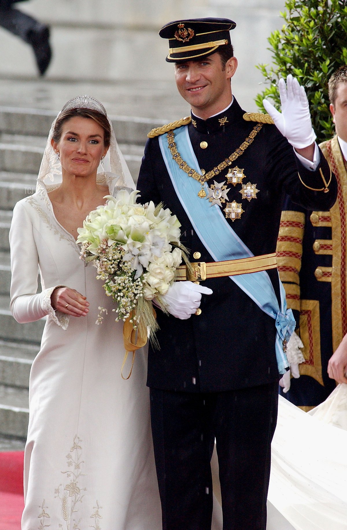 Il Principe di Spagna Felipe de Bourbon e la sua sposa Princess Letizia Ortiz lasciano la cattedrale dell'Almudena dopo la cerimonia di matrimonio il 22 maggio 2004 a Madrid