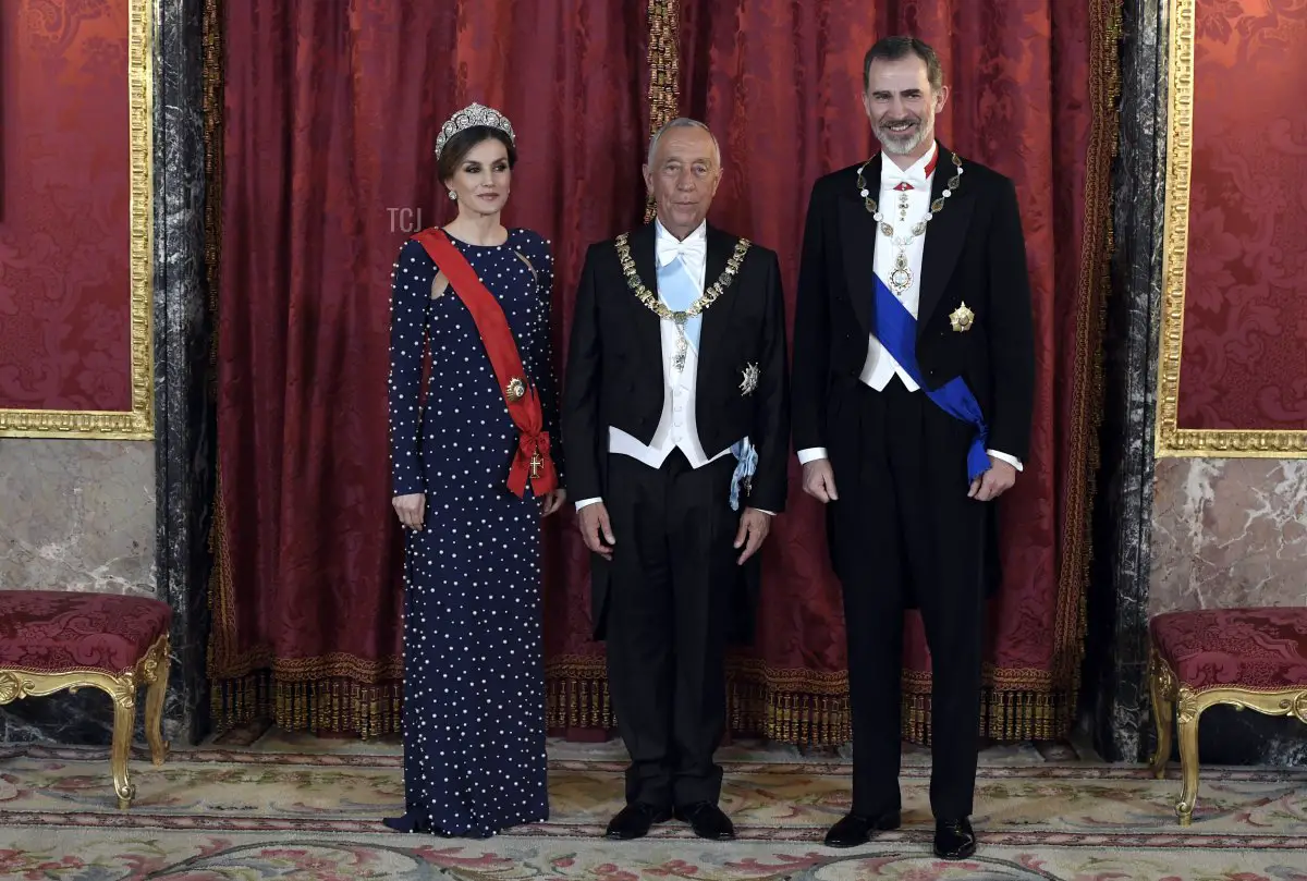 King Felipe VI of Spain (R) and his wife Queen Letizia (L) pose with Portuguese President Marcelo Rebelo de Sousa prior to holding a state dinner at the Royal Palace in Madrid on April 16, 2018