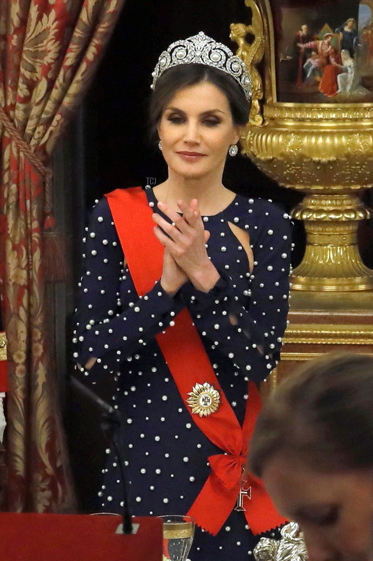 Queen Letizia of Spain (C) applauds between Portuguese President Marcelo Rebelo de Sousa (2L) and Spanish Prime Minister Mariano Rajoy (R) in front of King Felipe VI of Spain (L) during a state dinner at the Royal Palace in Madrid on April 16, 2018