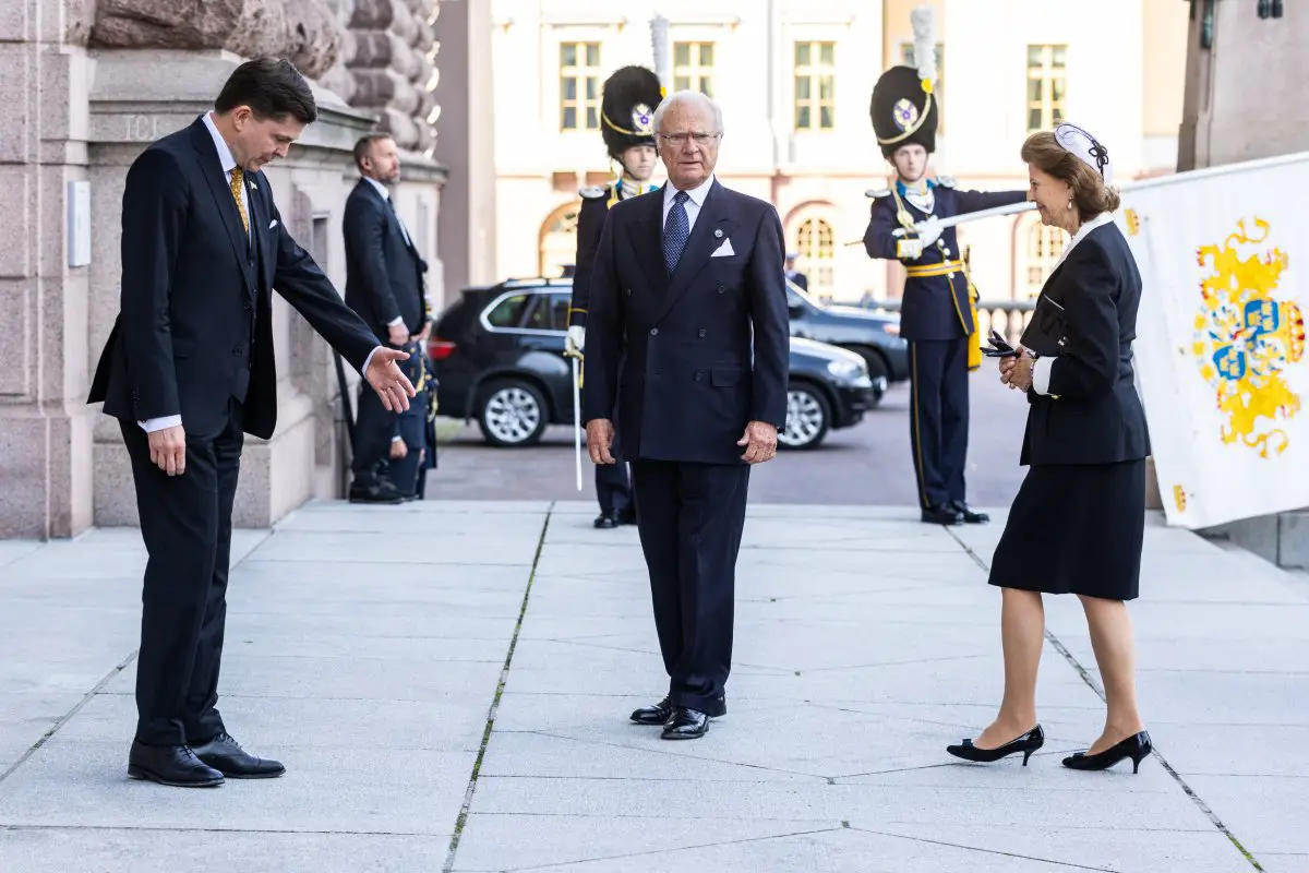 Andreas Norlen accoglie il re Carlo XVI Gustavo, la regina Silvia, la principessa ereditaria Victoria e il principe Daniel mentre si trovano alla cerimonia di apertura del Parlamento il 14 settembre 2021 a Stoccolma, Svezia