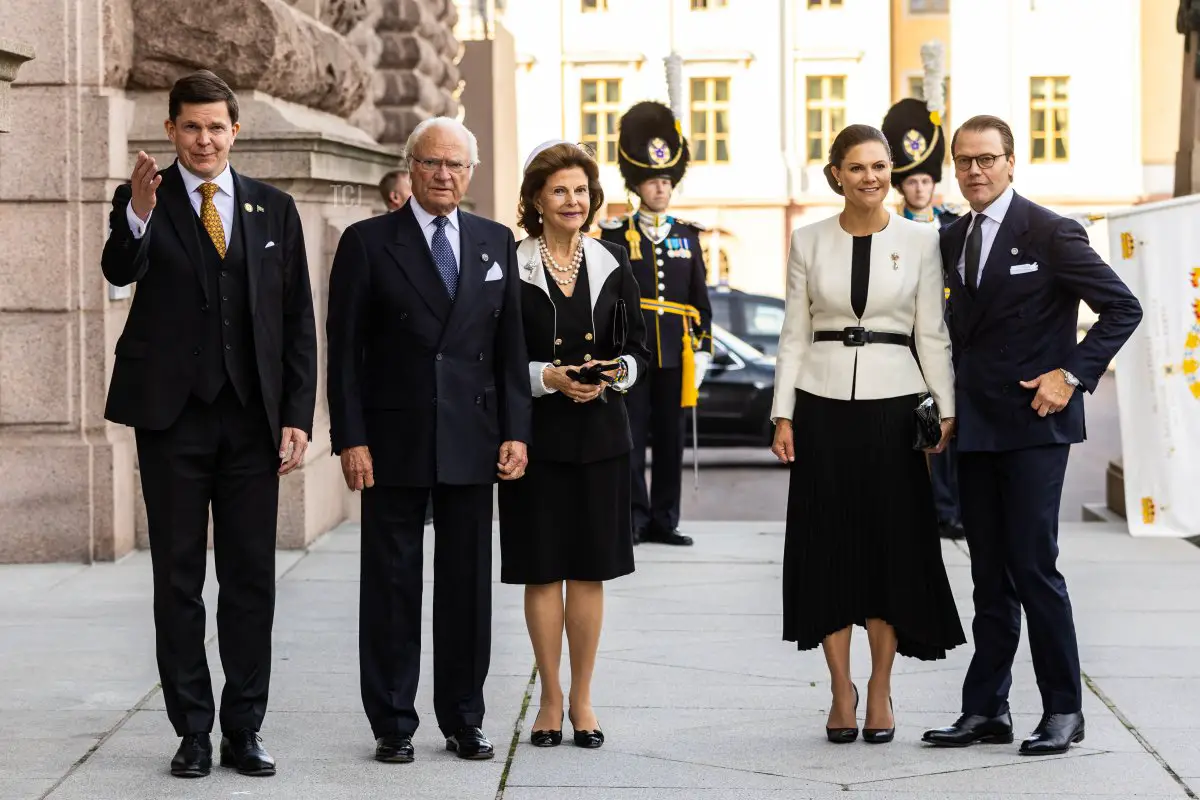 Andreas Norlen accoglie il re Carlo XVI Gustavo, la regina Silvia, la principessa ereditaria Victoria e il principe Daniel durante la cerimonia di apertura del Parlamento il 14 settembre 2021 a Stoccolma, Svezia