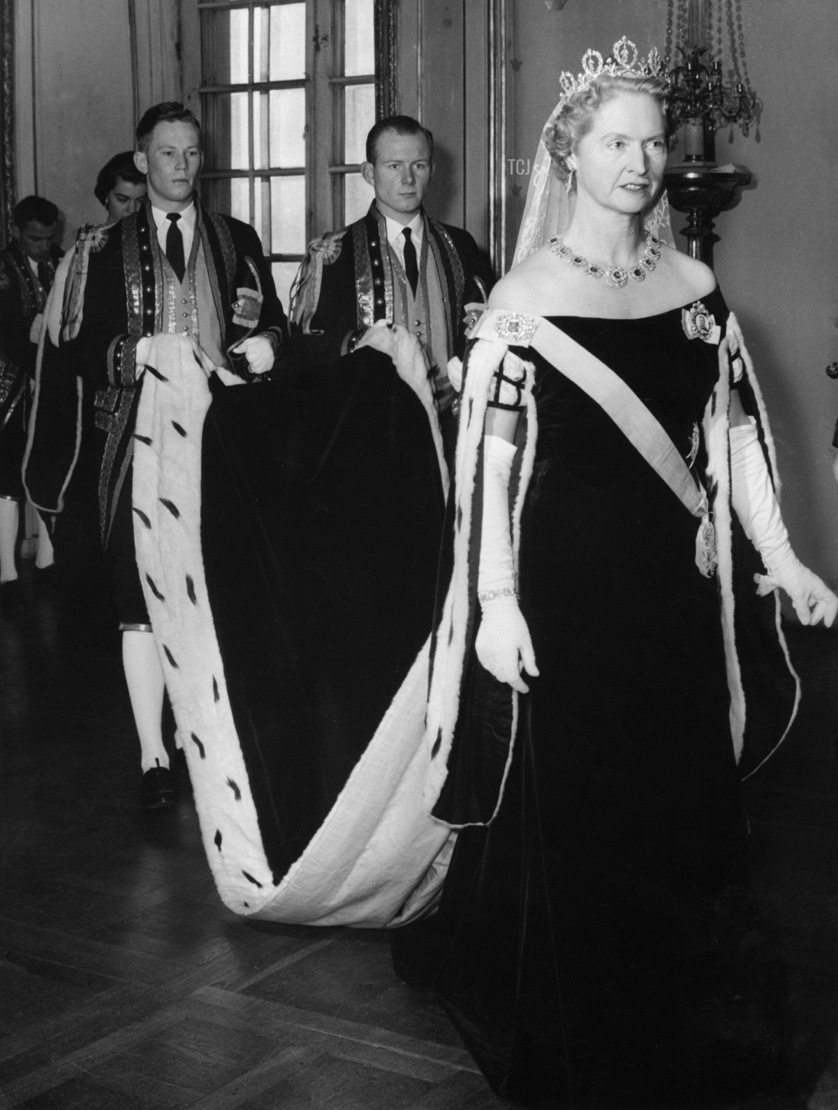 Apertura del Riksdag svedese (Parlamento), Stoccolma, Svezia, 1957. La principessa Sibylla (1908-1972) si dirige verso la sala nel castello reale