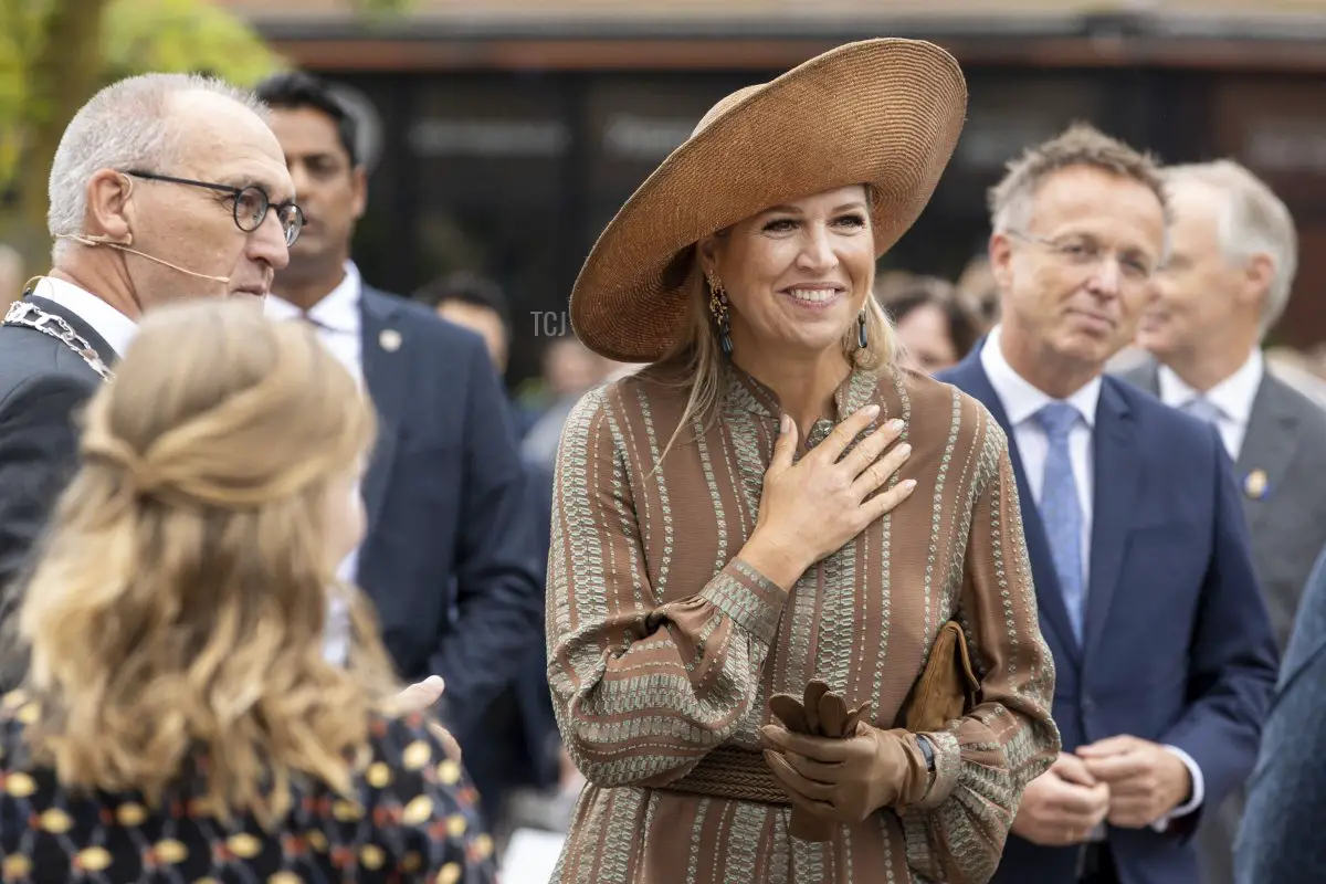 La regina Maxima arriva per una visita presso la Casa della Cultura e Amministrazione del comune di Midden-Groningen il 15 settembre 2021 a Hoogezand