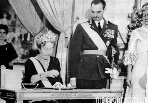 Charlotte indossa la Tiara Impero per firmare il suo atto di abdicazione mentre Jean e Josephine-Charlotte (che indossa la Tiara belge a scroll) assistono, novembre 1964