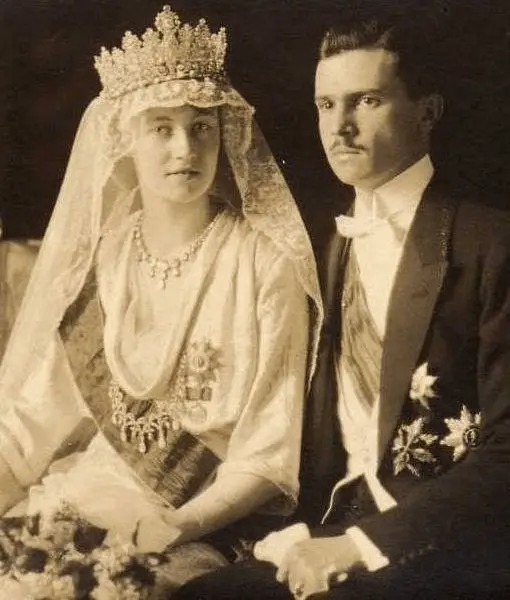 Charlotte indossa la Tiara Impero, una collana di diamanti e un secondo collana come ornamento da corsage in un ritratto ufficiale dal suo matrimonio con il Principe Felix di Bourbon-Parma, novembre 1919