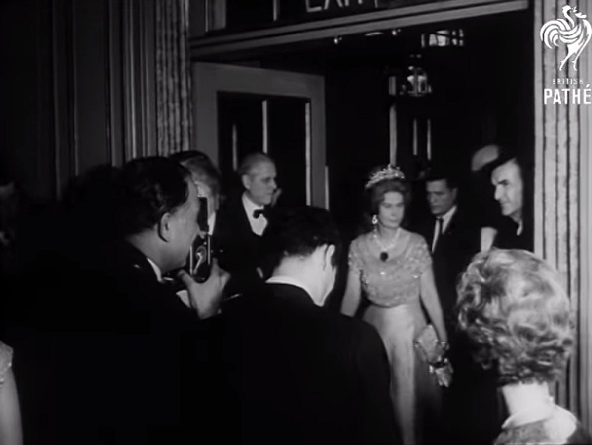 La regina Friederike delle Isole Greche partecipa alla cena per il 75° anniversario del Barnard College al Waldorf-Astoria di New York, 22 gennaio 1964