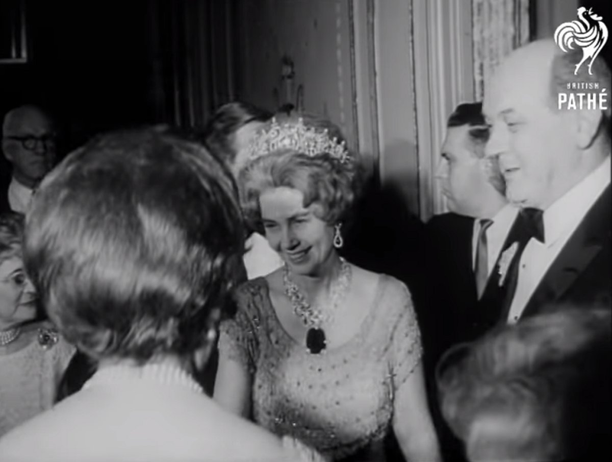 La regina Friederike delle Isole Greche partecipa alla cena per il 75° anniversario del Barnard College al Waldorf-Astoria di New York, 22 gennaio 1964