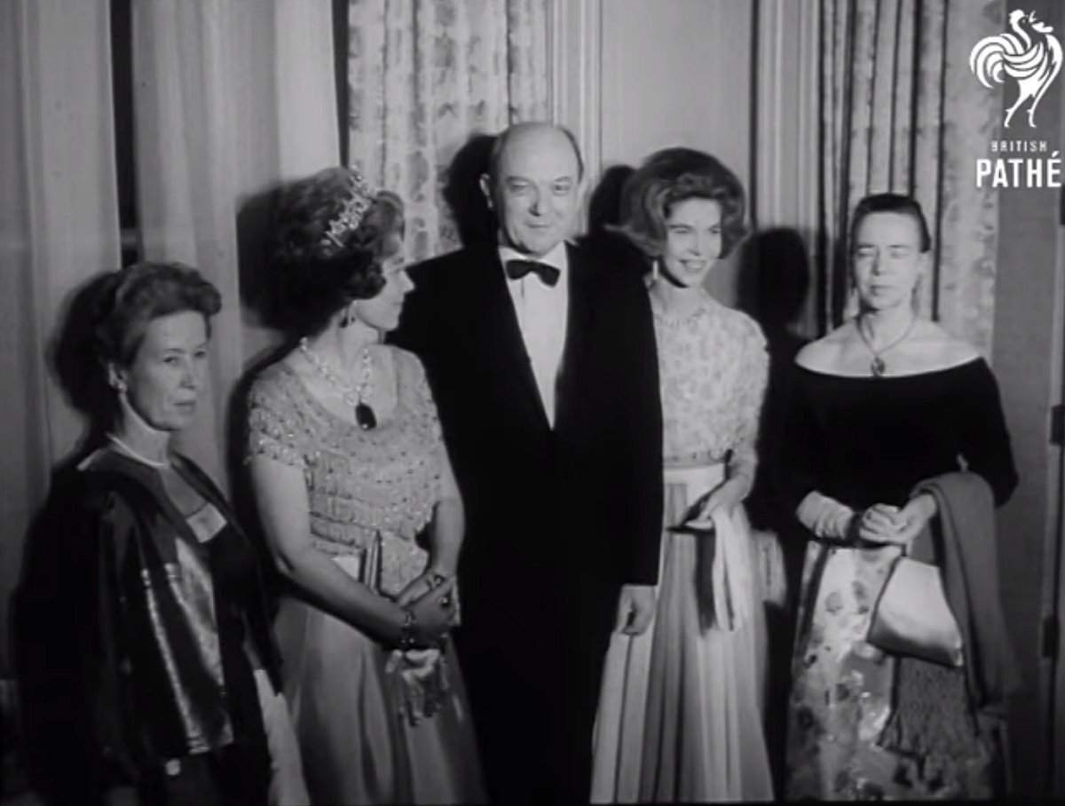 La regina Friederike delle Isole Greche partecipa alla cena per il 75° anniversario del Barnard College al Waldorf-Astoria di New York, 22 gennaio 1964