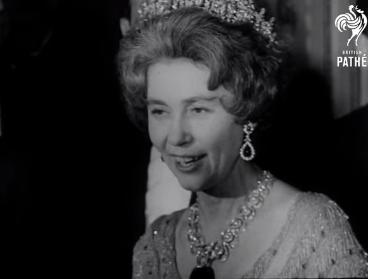 La regina Friederike delle Isole Greche partecipa alla cena per il 75° anniversario del Barnard College al Waldorf-Astoria di New York, 22 gennaio 1964