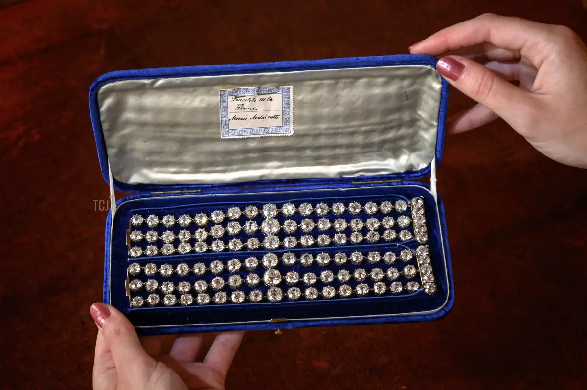 Questa immagine scattata a Ginevra il 6 settembre 2021 mostra uno dei due bracciali appartenuti alla regina francese Maria Antonietta, adornato con tre file di 112 diamanti antichi, che sarà offerto per la prima volta in vendita a un prezzo stimato di 2-4 milioni di dollari USA (Euro 1,8 - 3,7 milioni) dalla casa d’aste Christie’s il 9 novembre a Ginevra