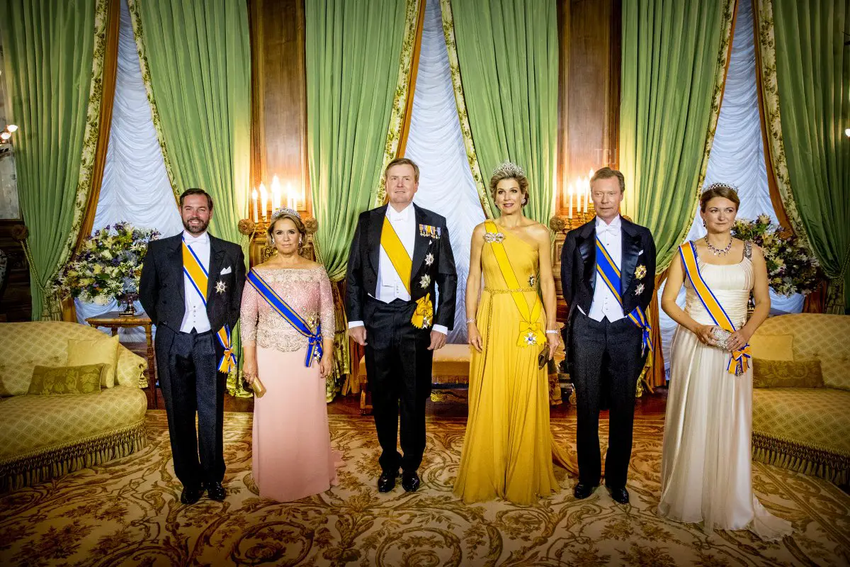 Il Granduca ereditario Guillaume di Lussemburgo, la Granduchessa Maria Teresa di Lussemburgo, il Re Willem-Alexander dei Paesi Bassi, la Regina Maxima dei Paesi Bassi, il Granduca Henri di Lussemburgo e la Granduchessa ereditiera Stephanie di Lussemburgo durante la foto ufficiale al banchetto di Stato nel Palazzo Granducale il 23 maggio 2018.