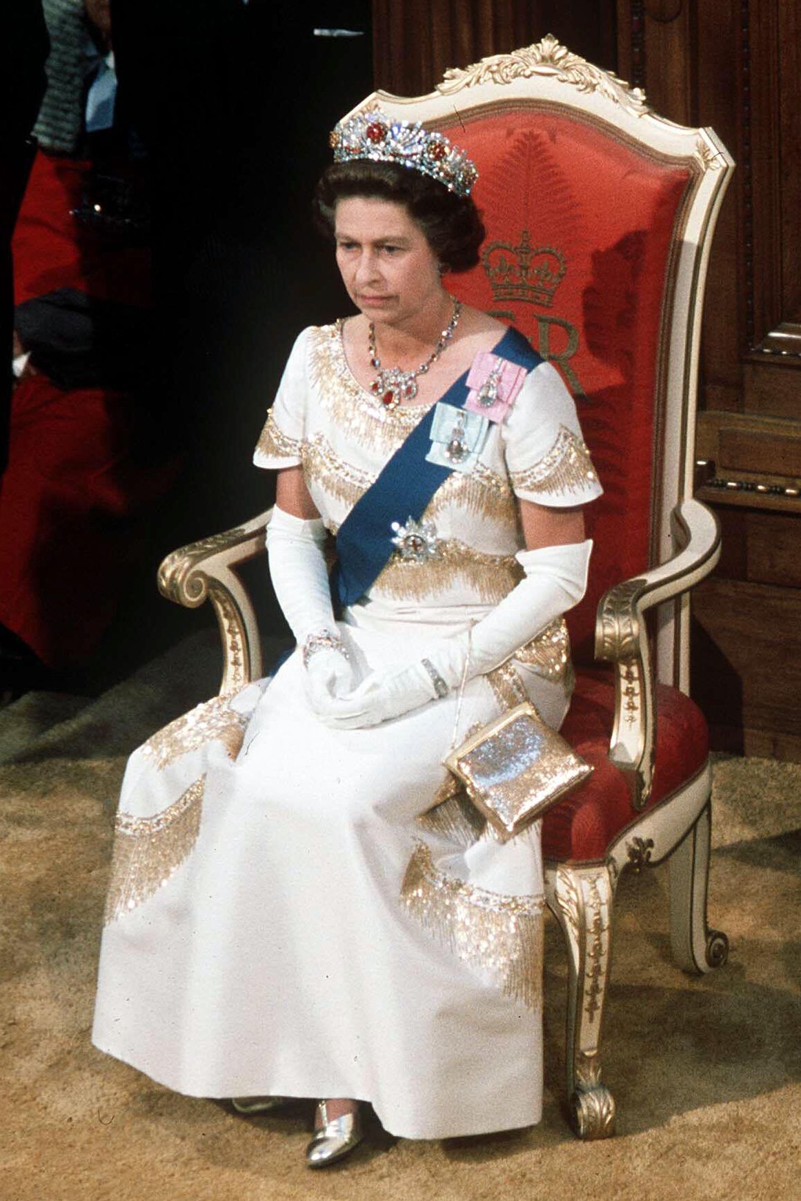 La Regina Elisabetta II partecipa all'apertura statale del Parlamento in Nuova Zelanda durante il suo tour del Giubileo d'Argento, febbraio 1977 (Anwar Hussein/Alamy)