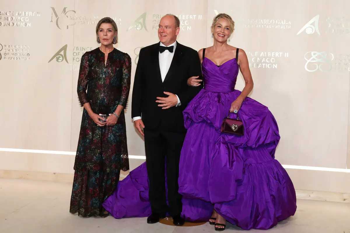 L'attrice americana Sharon Stone, il Principe Alberto II di Monaco e la Principessa Carolina di Hannover posano durante il photocall in vista del Gala di Monte-Carlo per la Salute Planetaria al Palais de Monaco, a Monaco, il 23 settembre 2021