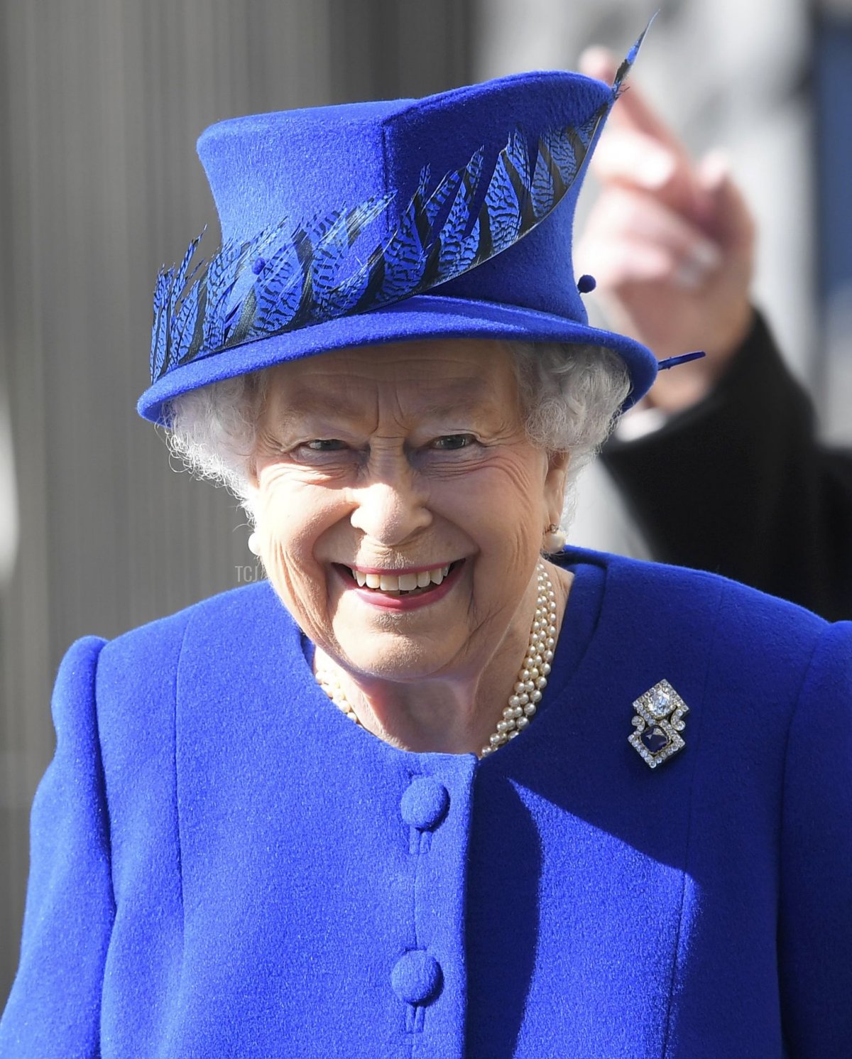 La Regina Elisabetta II con fiori per l'inaugurazione del nuovo memoriale ai membri delle forze armate che hanno servito e sono morti nelle guerre in Iraq e Afghanistan, al Victoria Embankment Gardens, l'8 marzo 2017 a Londra, Inghilterra