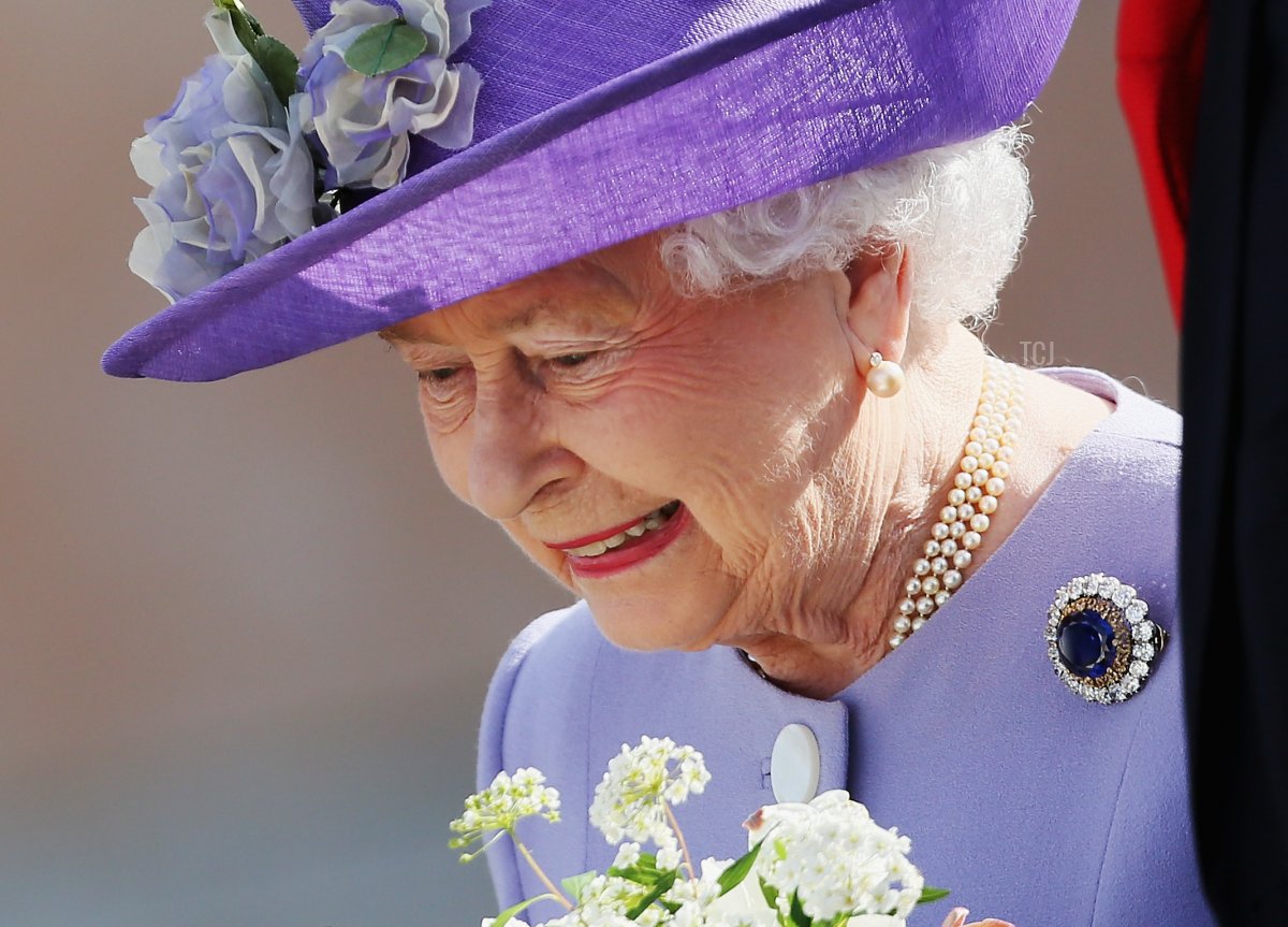 La Regina Elisabetta II lascia l'aeroporto di Ciampino il 3 aprile 2014 a Ciampino, Italia. La Regina e il Duca di Edimburgo sono in visita di un giorno in Italia dove parteciperanno a un pranzo privato ospitato dal Presidente italiano Giorgio Napolitano e poi avranno un'udienza privata con Papa Francesco in Vaticano il 3 aprile 2014 a Ciampino, Italia