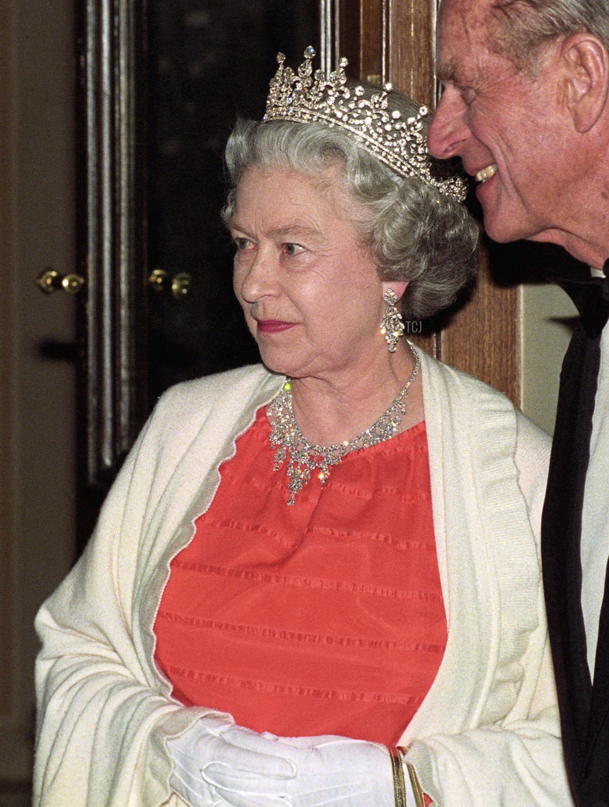 La Regina e il Duca di Edimburgo conversano con il Presidente Ceco Havel dopo il loro arrivo al Teatro Nazionale di Praga per un concerto musicale, il 2° giorno della loro visita nella Repubblica Ceca, 28 Mar 1996