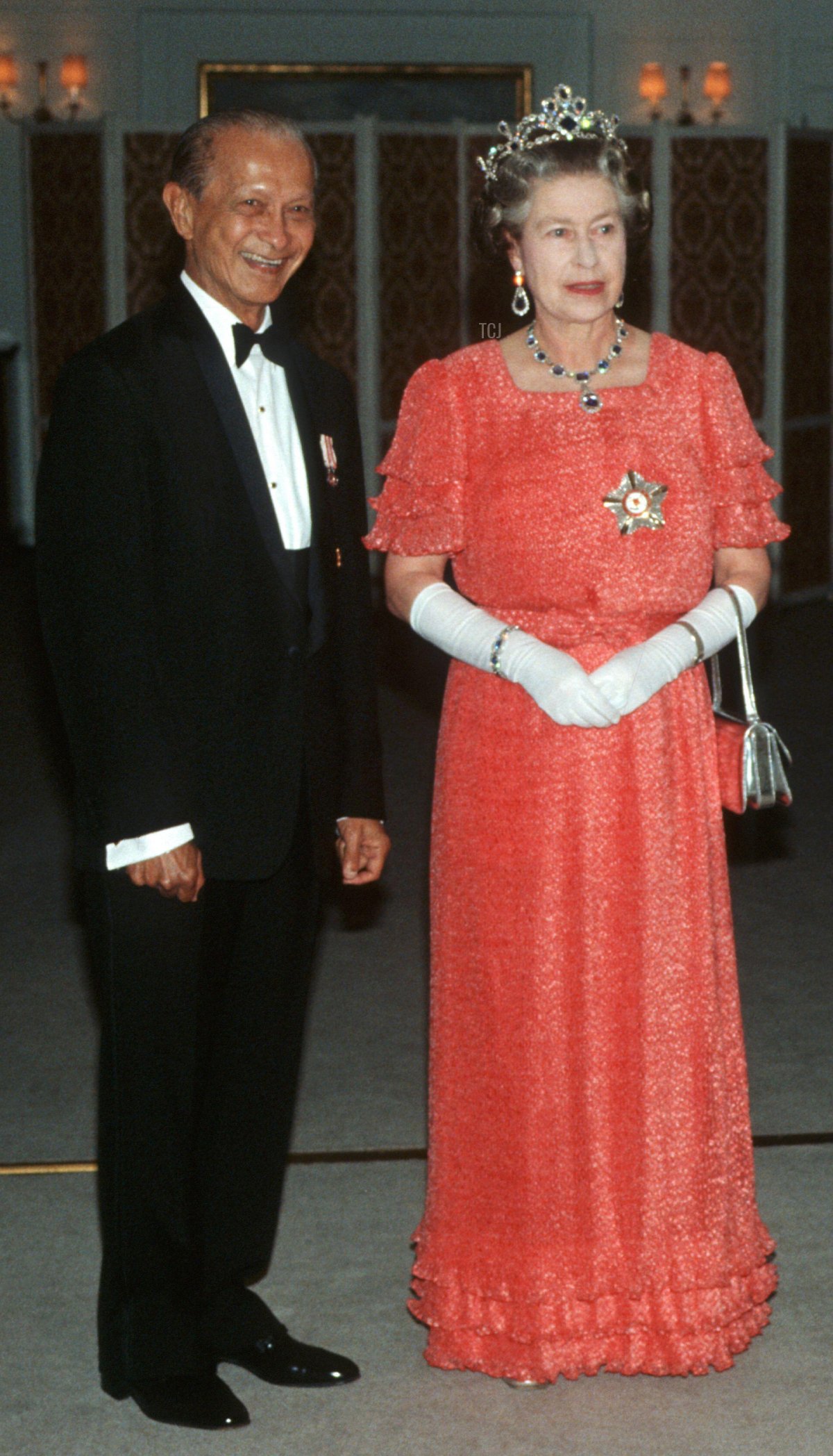 Il presidente di Singapore Wee Kim Wee e HM Queen Elizabeth II arrivano per cena a bordo dell'HMY Britannia, Singapore