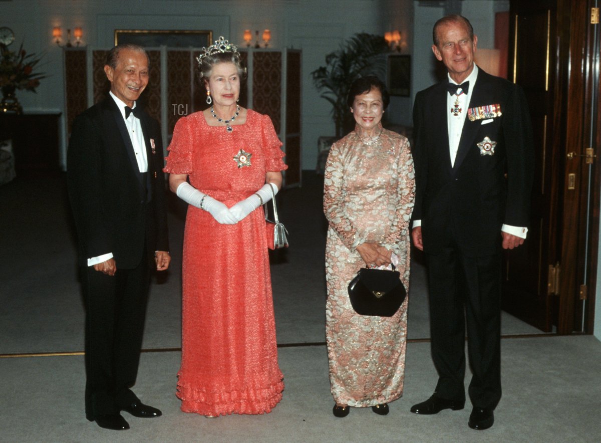 Il presidente di Singapore Wee Kim Wee, HM Queen Elizabeth II, Koh Sok Hiong e HRH Duke of Edinburgh arrivano per cena a bordo dell'HMY Britannia, Singapore, 1989