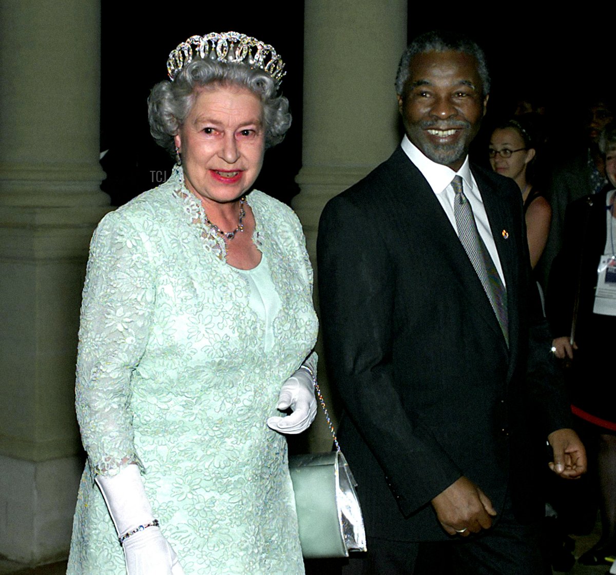 Il Presidente sudafricano Thabo Mbeki accompagna la Regina Elisabetta II a un banchetto di stato in suo onore presso la Presidential Guest House, Pretoria, Nov 1999