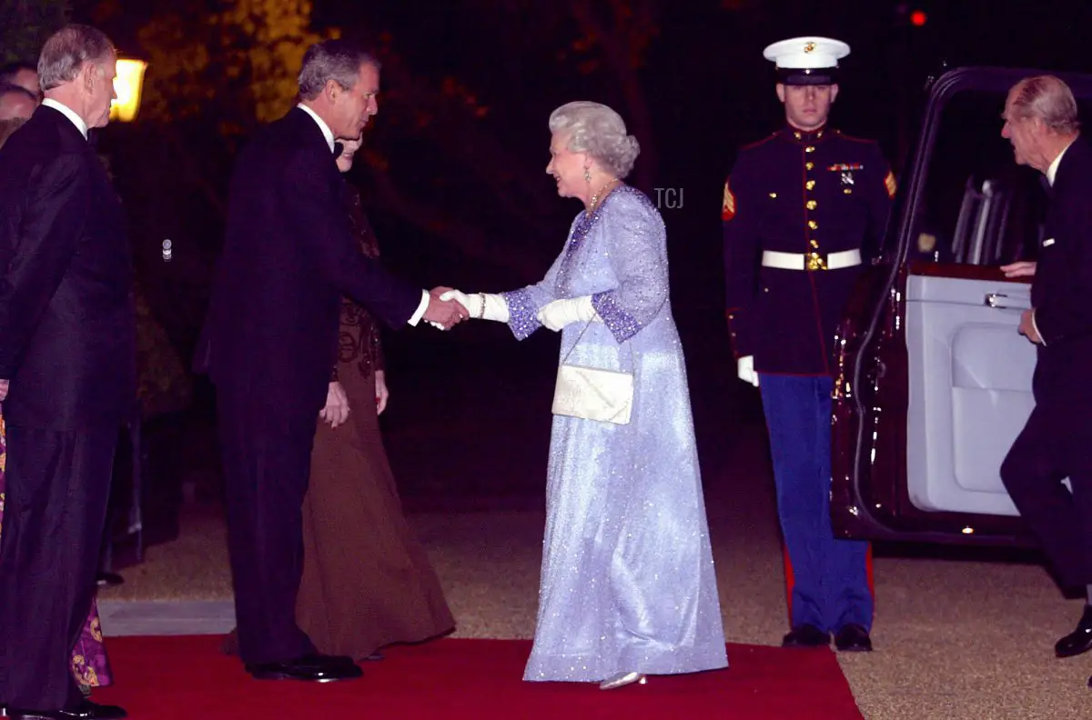 Il Presidente degli Stati Uniti George W. Bush (2° a sinistra) saluta la Regina Elisabetta II (centrale) alla Winfield House, residenza dell'Ambasciatore statunitense William Farish (a sinistra), 20 novembre 2003 a Londra per il banchetto di ritorno