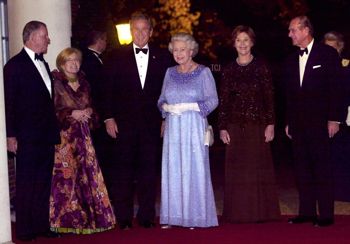 L'Ambasciatore degli Stati Uniti William Farish (a sinistra), sua moglie Sarah (2° a sinistra), il Presidente degli Stati Uniti George W. Bush (3° a sinistra), la Regina Elisabetta II (3° a destra), la First Lady Laura Bush (2° a destra) e il Duca di Edimburgo posano all'esterno della Winfield House, residenza dell'Ambasciatore statunitense, 20 novembre 2003 a Londra per il banchetto di ritorno