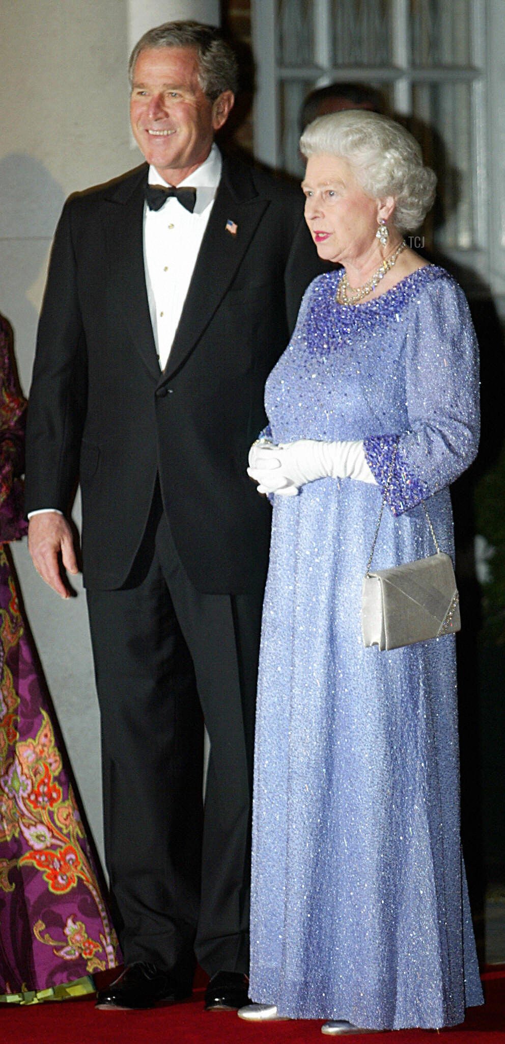 Il Presidente degli Stati Uniti George W. Bush accompagna la Regina Elisabetta II all'interno per la cena reciproca americana alla Winfield House, residenza dell'Ambasciatore statunitense, 20 novembre 2003 a Londra, Inghilterra