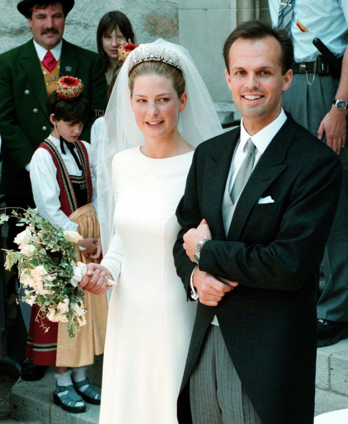 Principessa Tatjana di Liechtenstein (L) e l'imprenditore tedesco Philipp von Lattorff escono dalla cattedrale di Vaduz dopo il loro matrimonio il 5 giugno 1999