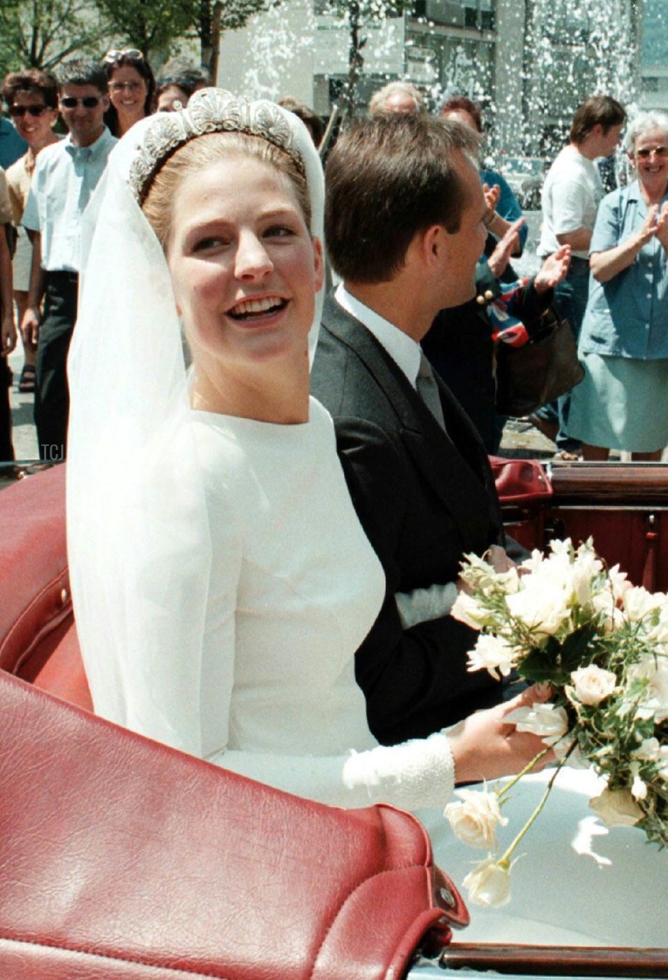 Principessa Tatjana di Liechtenstein (L) e l'imprenditore tedesco Philipp von Lattorff salutano il pubblico dopo il loro matrimonio nella cattedrale di Vaduz il 5 giugno 1999