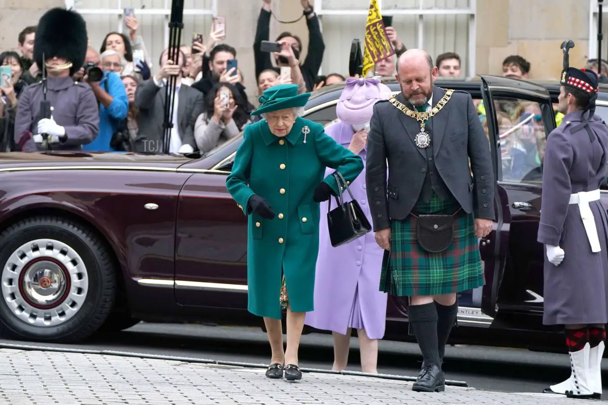 La Regina Elisabetta II arriva all'apertura della sesta sessione del Parlamento scozzese il 2 ottobre 2021 a Edimburgo, Scozia