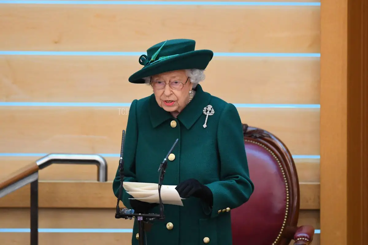 La Regina Elisabetta II pronuncia il suo discorso al Parlamento nella Camera di Discussione durante l'apertura della sesta sessione del Parlamento scozzese a Edimburgo, Scozia il 2 ottobre 2021