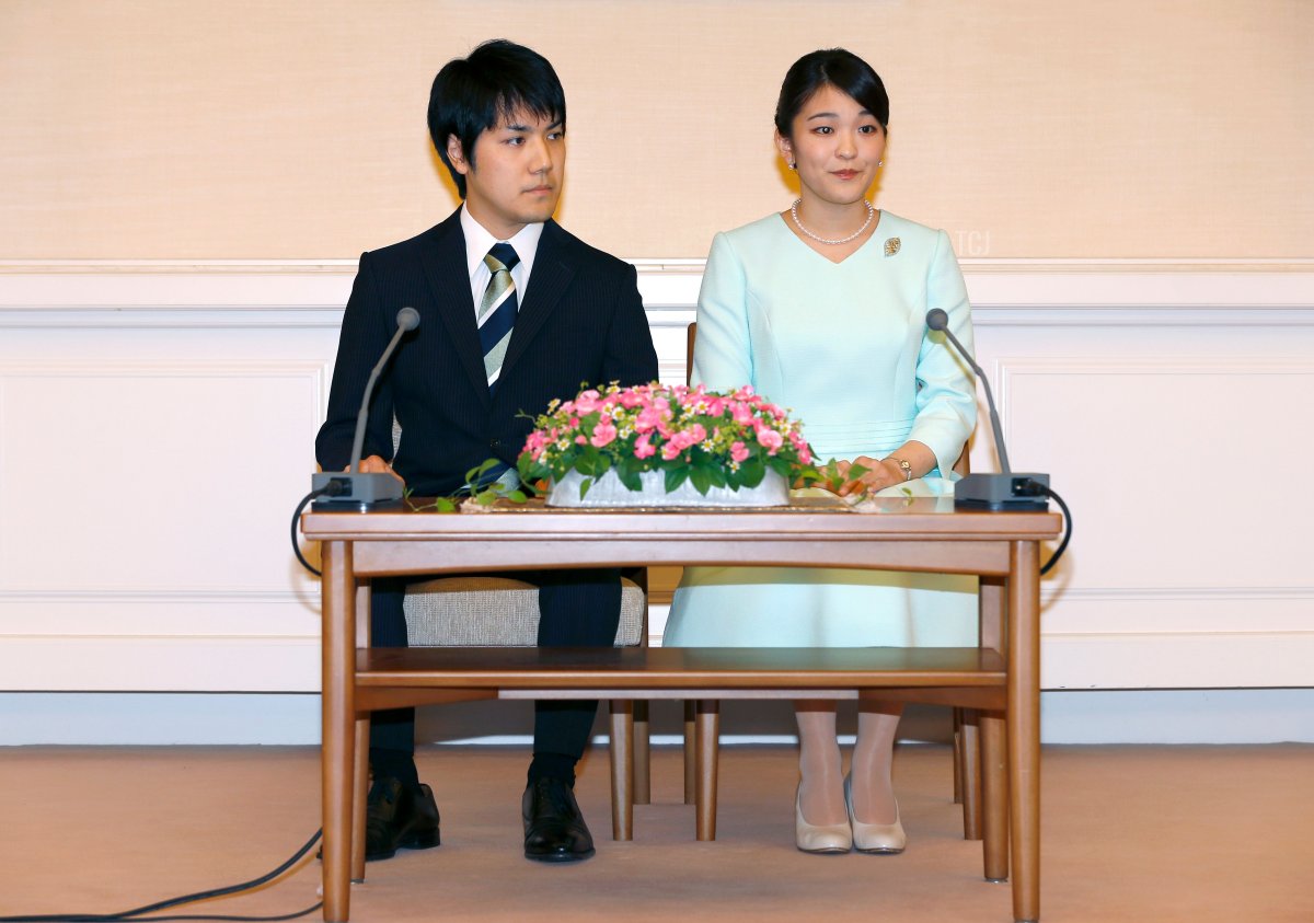 La Principessa Mako (D), primogenita del Principe Akishino e della Principessa Kiko, e il suo fidanzato Kei Komuro (S), partecipano a una conferenza stampa per annunciare il loro fidanzamento presso la Residenza Est di Akasaka a Tokyo il 3 settembre 2017