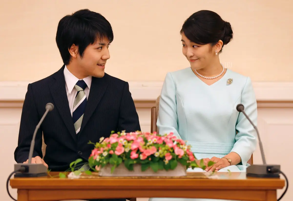 La Principessa Mako (D) e il suo fidanzato Kei Komuro (S) sorridono durante una conferenza stampa per annunciare il loro fidanzamento presso la Residenza Est di Akasaka a Tokyo il 3 settembre 2017