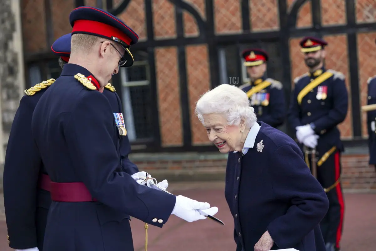 La Regina Elisabetta II incontra i membri del Royal Regiment of Canadian Artillery al Castello di Windsor, il 6 ottobre 2021 a Windsor, Inghilterra